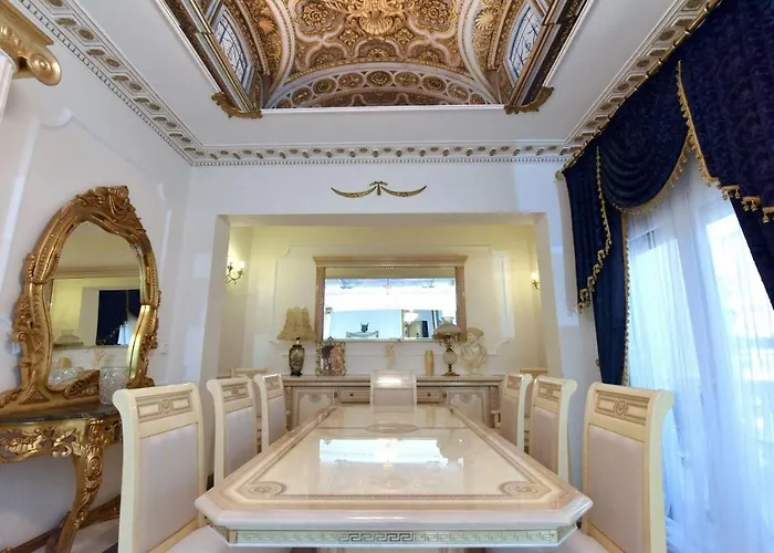 Royal House Νέα Μουδανιά